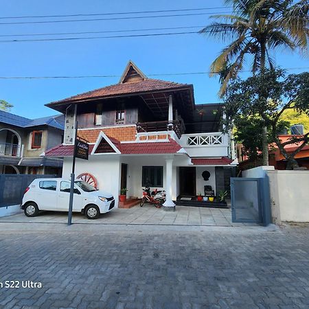 Kairali Palace Home Stay เทกคาดี ภายนอก รูปภาพ