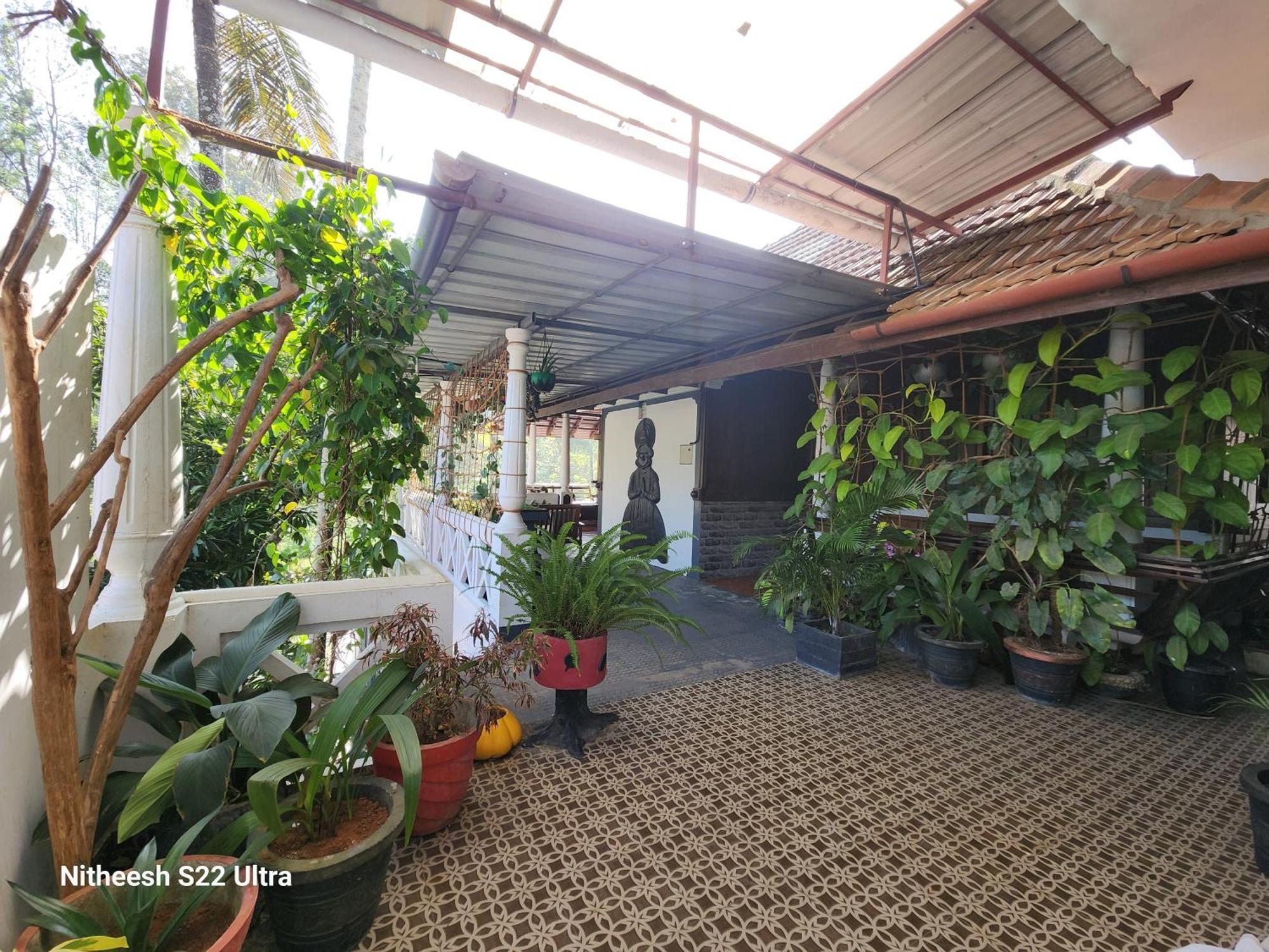 Kairali Palace Home Stay เทกคาดี ภายนอก รูปภาพ